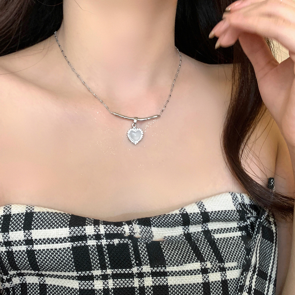 The 2023 new Hot Girl style heart-shaped zircon necklace is a niche collarbone chain hoodie accessory with a light luxury design sense for women details Picture