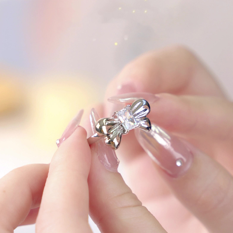 Bow opening ring, a sweet and cool girl's cold style, a niche design, exquisite, simple, fashionable and individual index finger ring Application Scenario