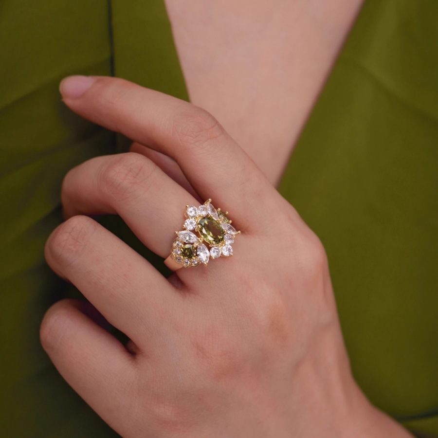The Loire Temple French shining olive green zircon ring is a retro, exquisite, light luxury and high-end ring for women's court Item Picture
