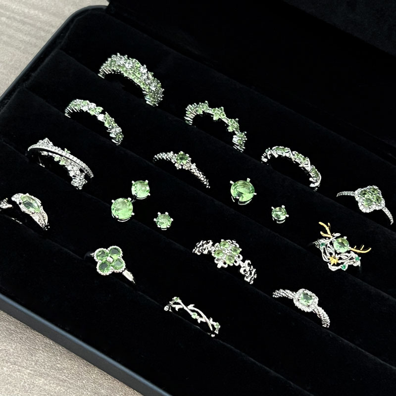 A light and luxurious, dazzling green four-leaf clover ring with full diamonds, a cold and elegant style for women, a fashionable and high-end index ring details Picture