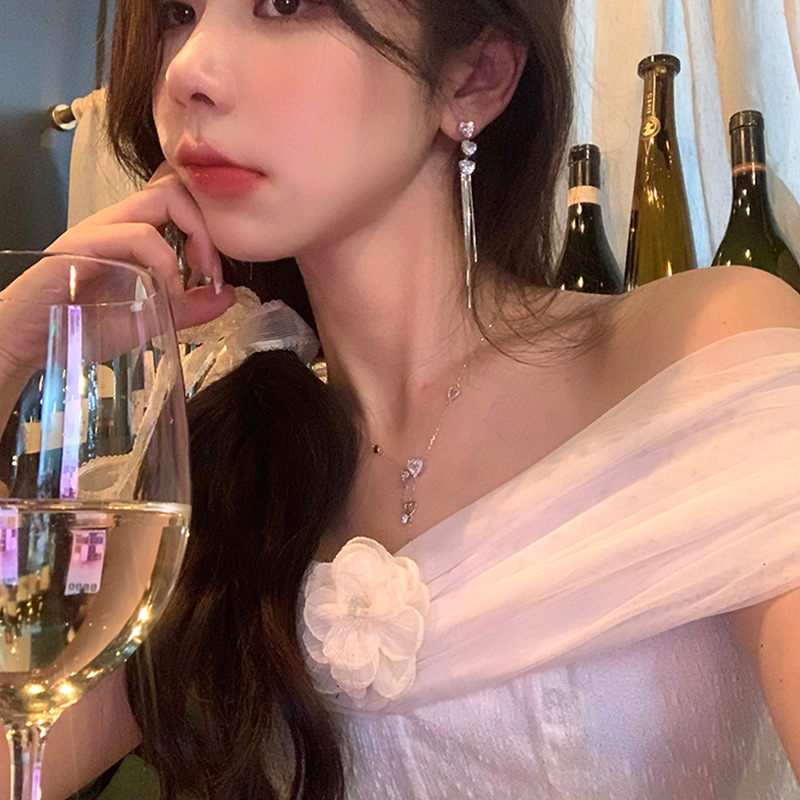 Zircon heart-shaped tassel earrings for women 2024 New bestseller, unique long stud earrings, light luxury, niche and high-end style earrings Application Scenario