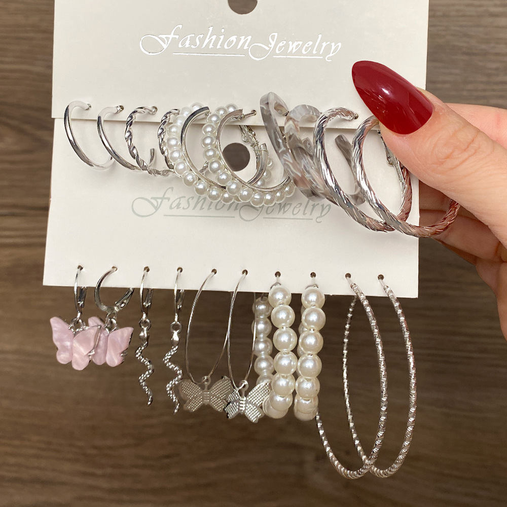 Wholesale of 5-piece retro pearl earrings in the popular metal C-shaped earrings for women in Europe and America, featuring creative geometric ear rings full figure