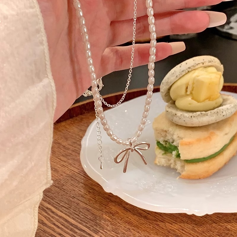 Bow pearl double-layer necklace 2024, a light luxury and niche necklace accessory with a collarbone chain feel for women Application Scenario