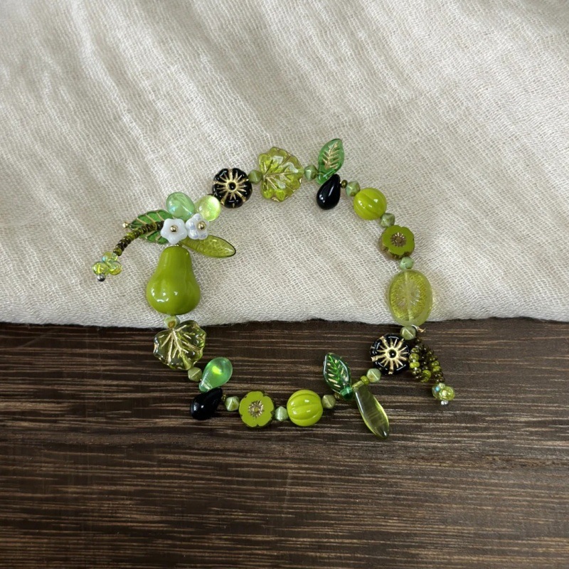 Green pears and spring buds! Green beaded natural plant series green pear bracelet, a niche forest-themed retro beaded bracelet for women Specification drawing