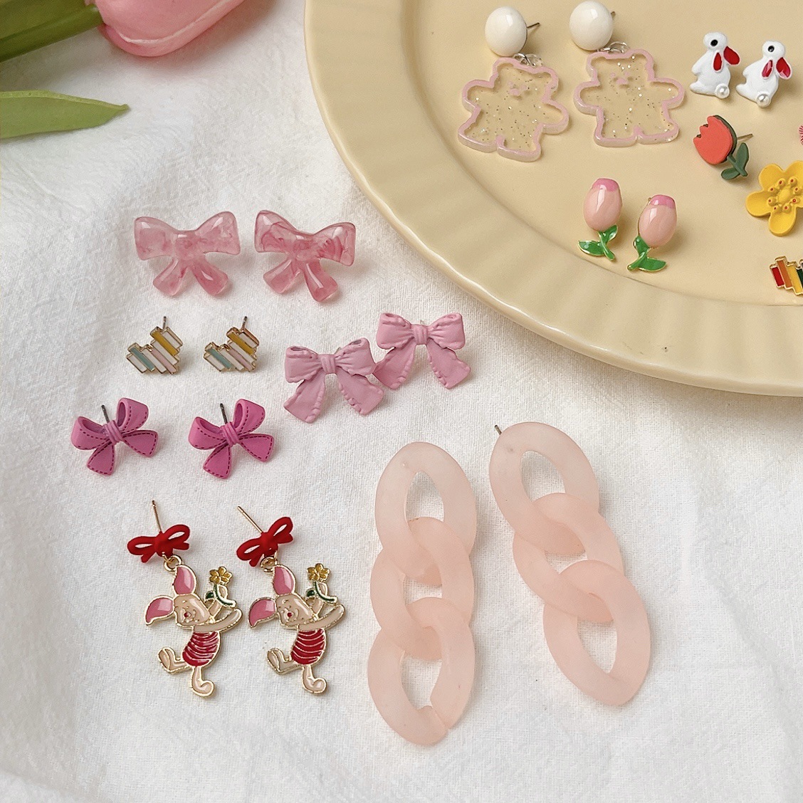 Fresh, sweet and cute little pig bow, flower bear stud earrings, soft girl's temperament, ins versatile stud earrings Specification drawing