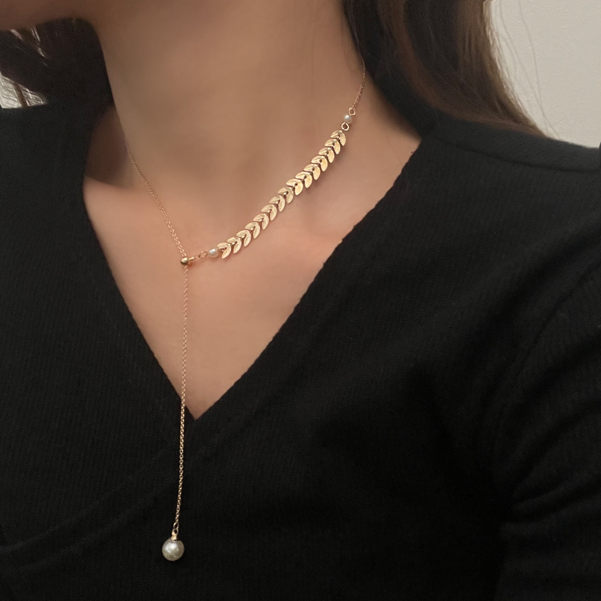 Light luxury and niche wheat ear pearl necklace for women, a new design sense for commuting collarbone chain in 2023, a popular decorative accessory details Picture