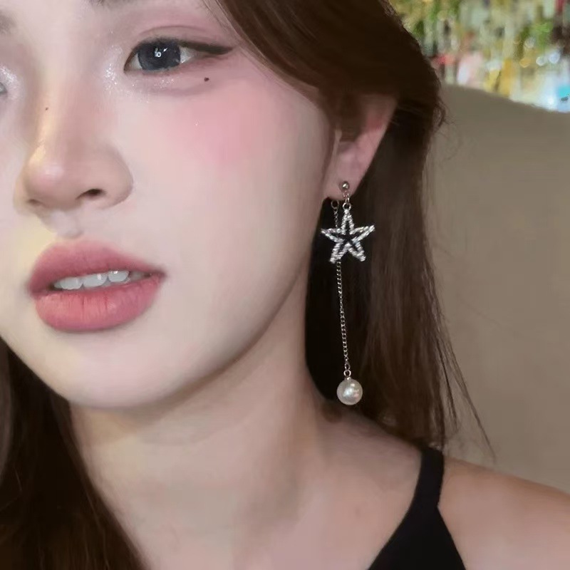 A pair of exquisite full-diamond star-studded tassel earrings for women, with a unique design that makes the face slimmer and elongated Specification drawing