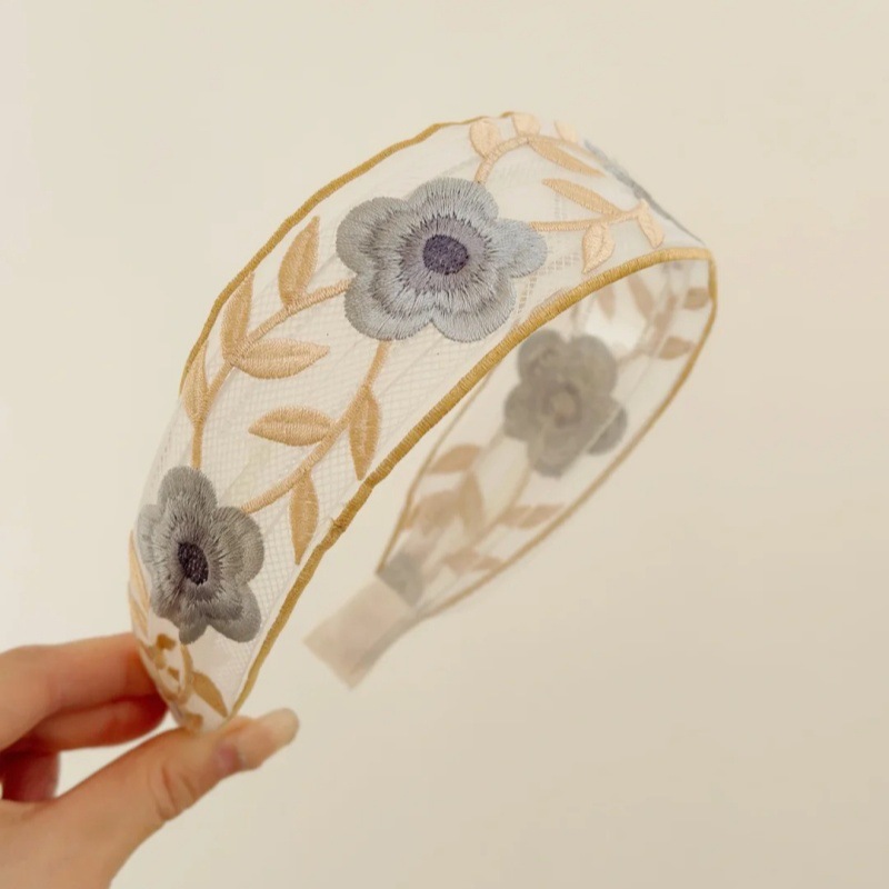 Embroidered rose headband for women, a high-end look. It's a refreshing headband for washing the face at the top of the head in summer. New style 2025 Application Scenario