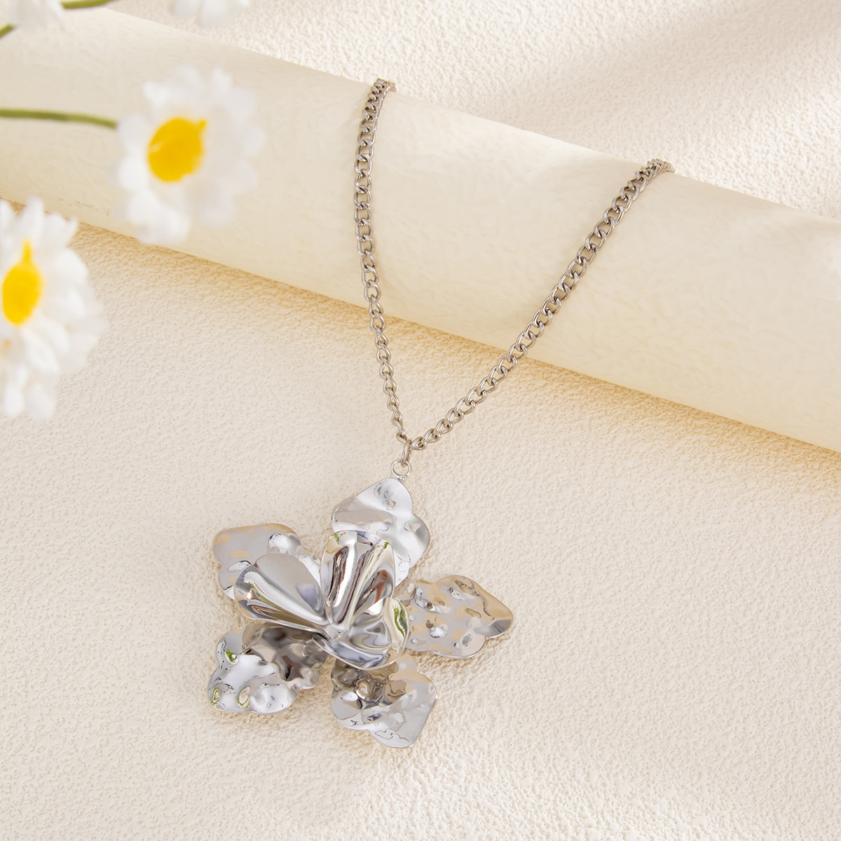 European and American cross-border jewelry, retro three-dimensional flower necklace set, women's ins exaggerated alloy large flower necklace Application Scenario