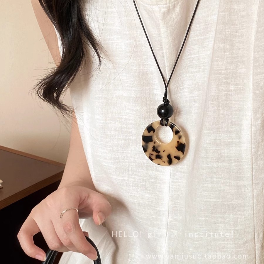 Tortoiseshell leopard print long glass pendant necklace, a high-end sweater chain for women in autumn and winter, a versatile black rope neck accessory details Picture