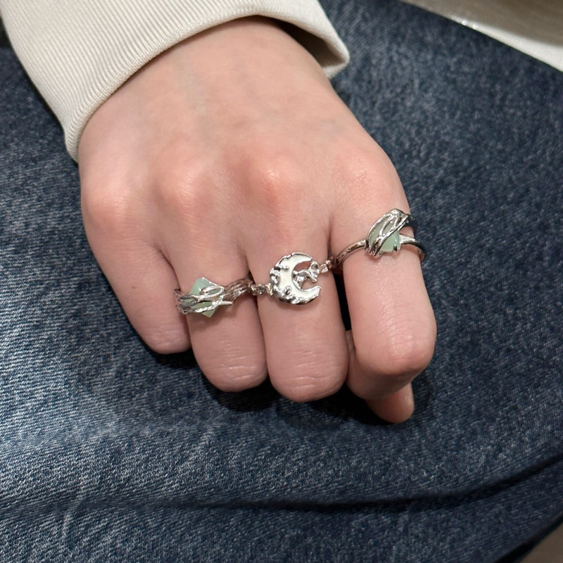 Irregular texture moon-wrapped open ring, sweet and cool girl style, mint green gender-neutral food ring trend Application Scenario