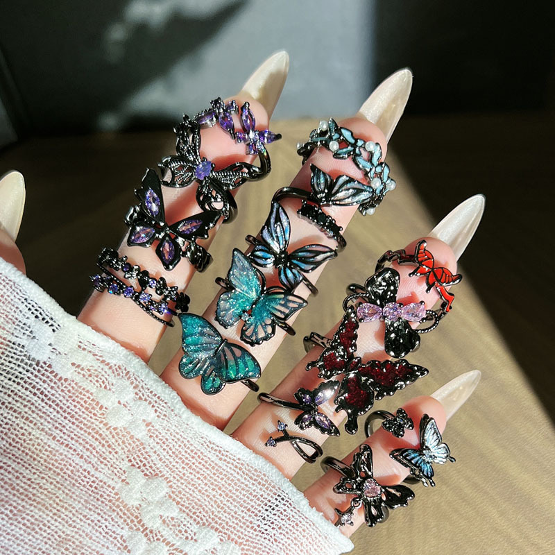 Baroque dark style creative exquisite purple diamond enamel butterfly ring, neutral style punk hot girl personality ring trend Application Scenario