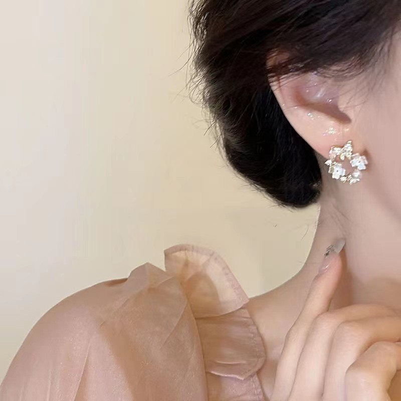 Gentle and sweet butterfly flower stud earrings, women's exquisite temperament, high-end sense, cool earrings, 2025 bestseller trendy earrings Specification drawing