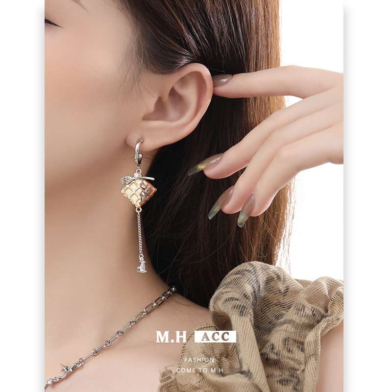Square waffle earrings with a niche and high-end feel, 925 silver needle stud earrings wholesale, original design, personalized zircon earrings details Picture
