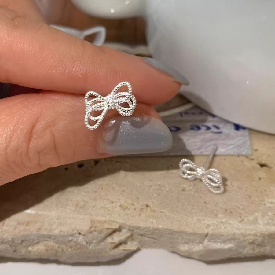 The new 2025 trendy, niche and high-end earrings and earrings with a fresh and simple daily commuting style, such as knot-shaped bow stud earrings Specification drawing