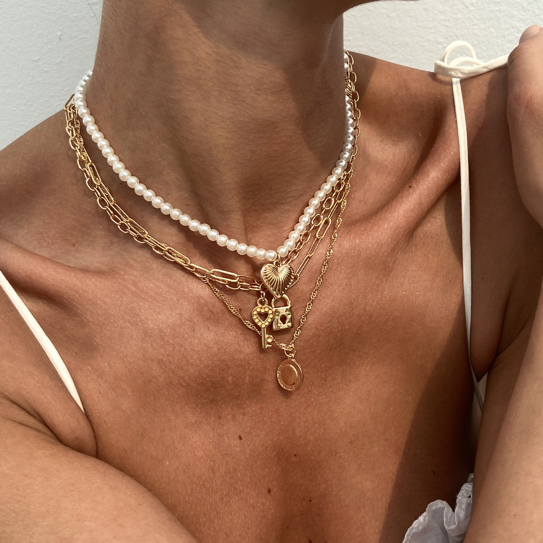 European and American cross-border jewelry, cold style pearl beaded collarbone chain, personalized heart-shaped pendant, long joint alloy necklace full figure