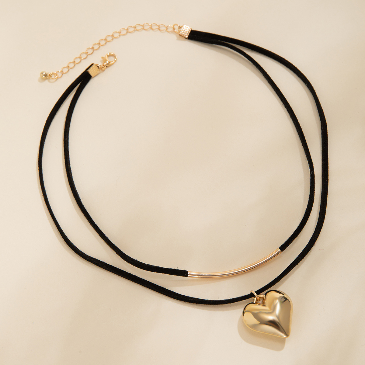 European and American cross-border jewelry black rope velvet geometric heart Necklace simple curved tube heart Necklace Application Scenario