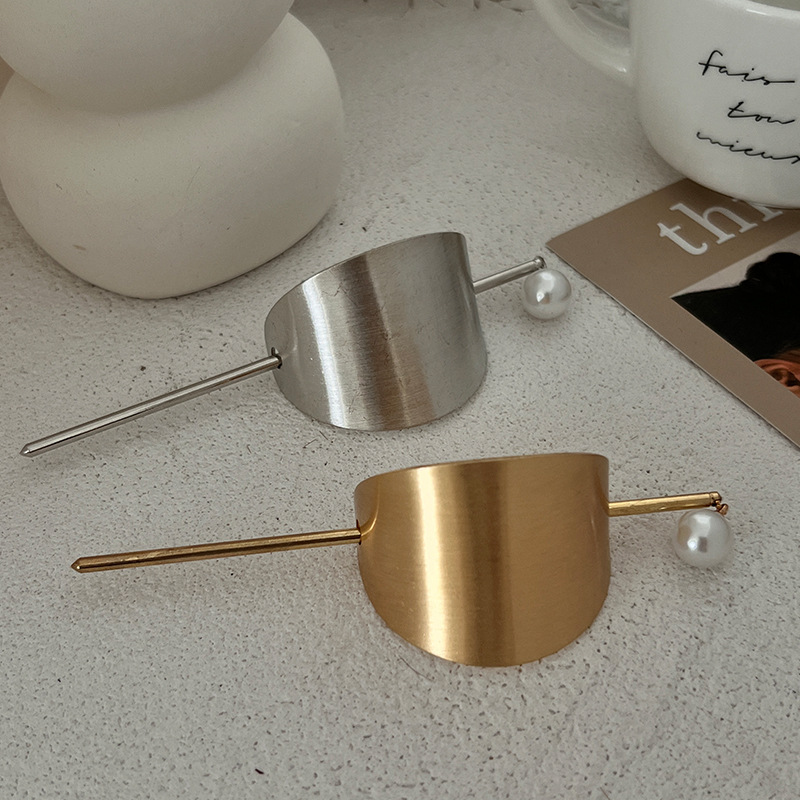 The new European and American style pearl hair accessories are selling well across borders. The back of the head, the updo hairpin, and the niche irregular hairpin and headwear Specification drawing