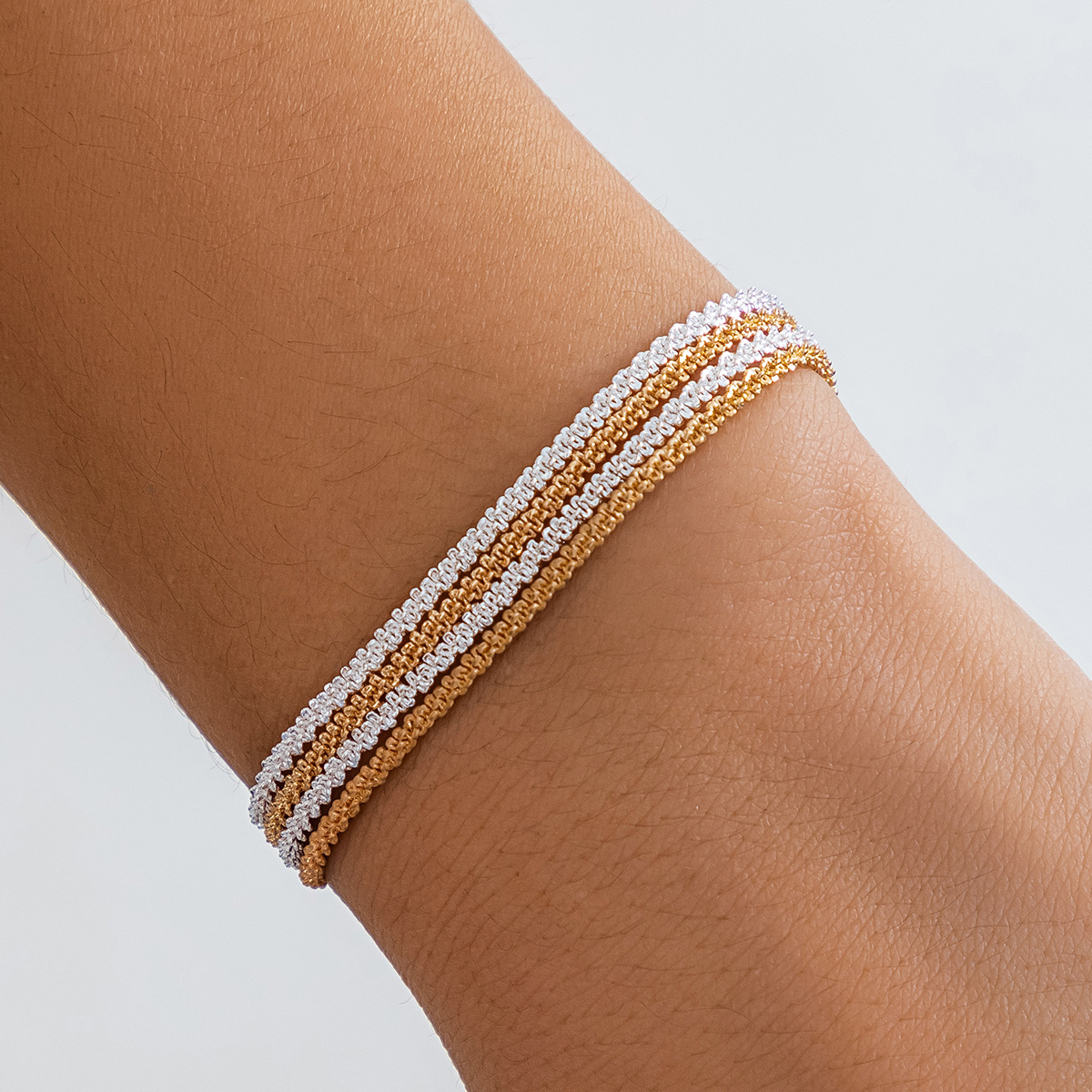 A multi-layered neck necklace with a cold and simple winding chain from Europe and America, featuring a sparkling bare chain Application Scenario