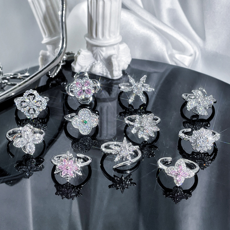 The ring features a niche design for women, a light luxury four-leaf clover zircon with a high-end feel. It is versatile, fashionable and unique, and can be worn in layers for a sweet and cool look full figure