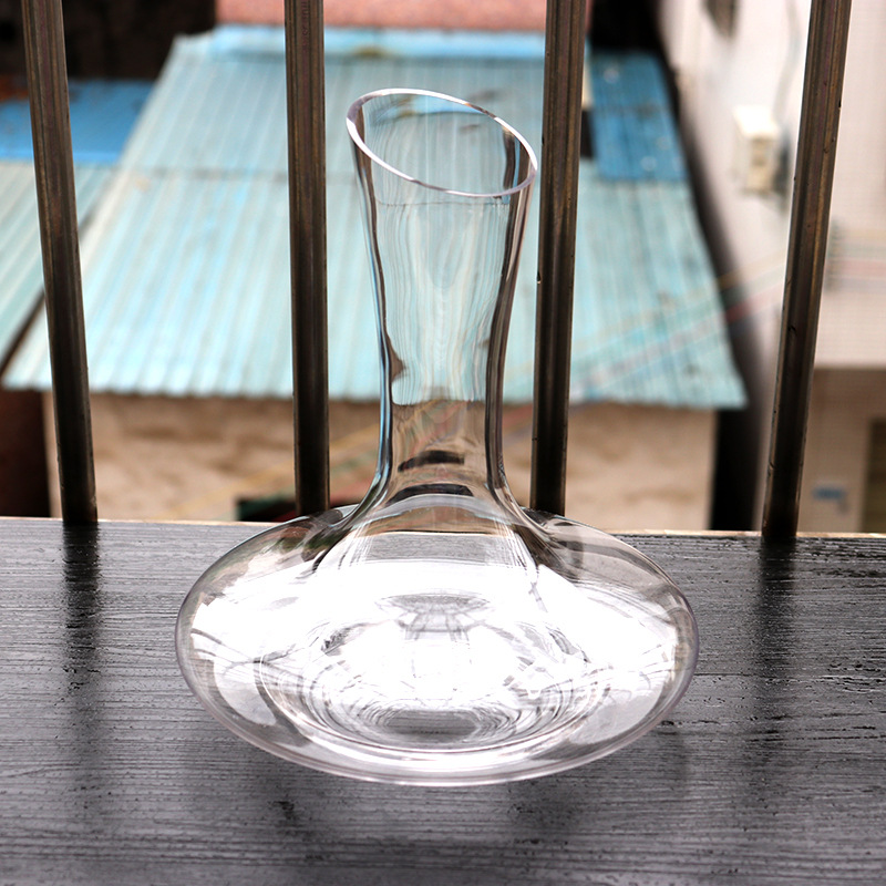 Wholesale handcrafted crystal decanter with a slanted mouth and no handle, large-belted decanter, cold-cut red wine decanter Application Scenario