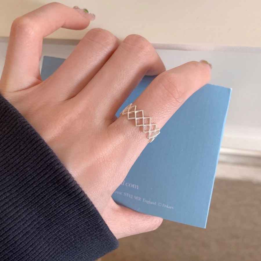 The slender diamond-shaped hollowed-out ring in a cold style is a versatile and niche design for women, exuding a sense of light luxury and sophistication. It is an open ring for the index finger details Picture
