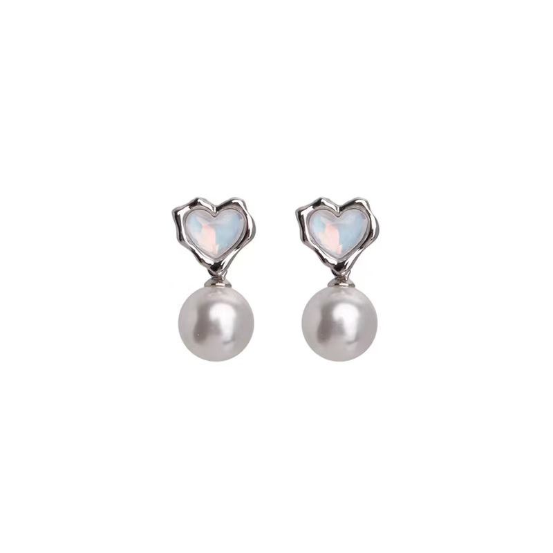 Gentle style ~ Blue heart-shaped pearl stud earrings, a new style for women in 2025, versatile and high-end earrings, and trendy Instagram earrings Item Picture