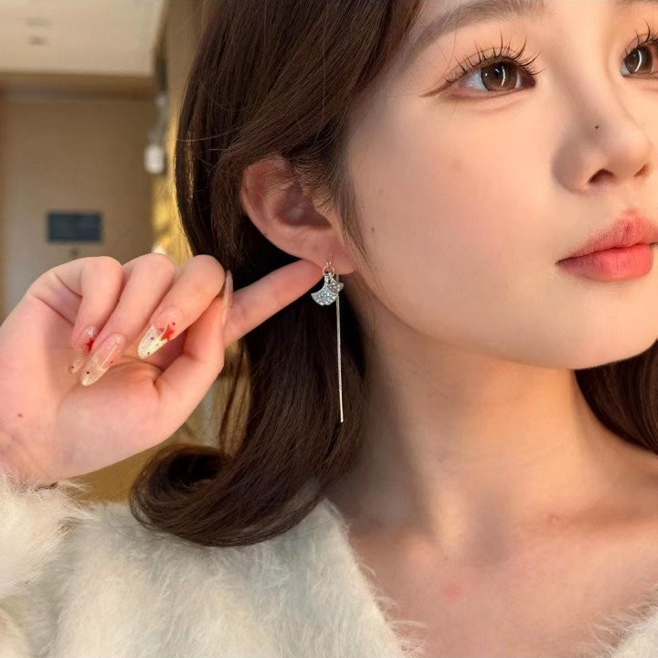 Ginkgo leaf Ear Thread Ethereal earrings 2023 New bestseller, niche design sense, high-end cool style, face-slimming earrings details Picture