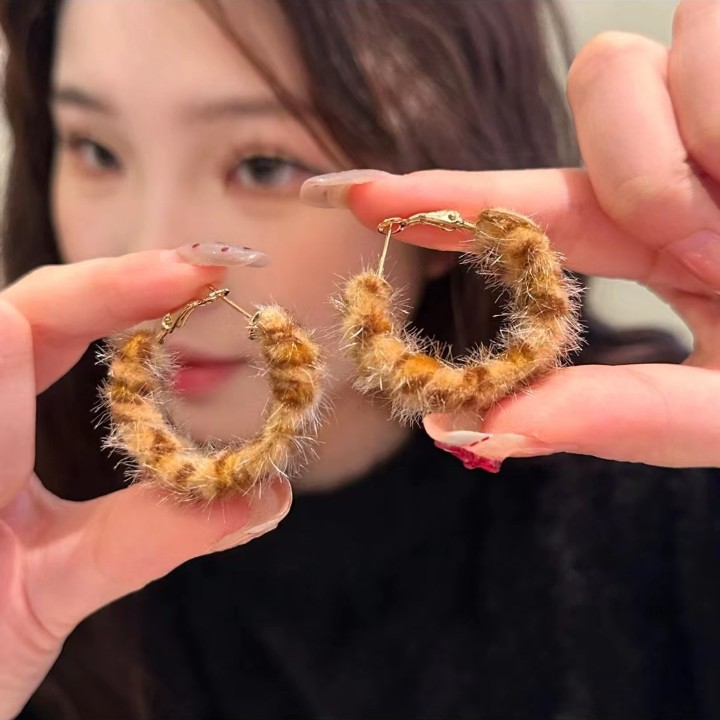 Trendy Hong Kong-style leopard print short fleece ear loops and stud earrings, classic and niche design earrings for autumn and winter, cool and stylish earrings for women full figure