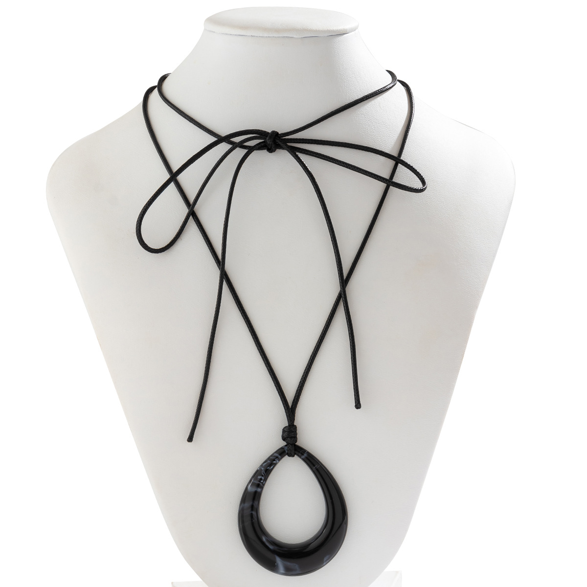 European and American tropical beach style teardrop-shaped shell strap choker niche heart-shaped pendant necklace, sweet and cool necklace Application Scenario