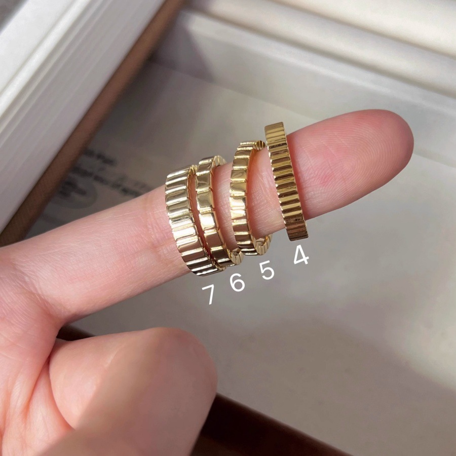 Golden wheat ear plain ring, women's light luxury and high-end index finger ring, unique and niche design, versatile open ring trend Application Scenario