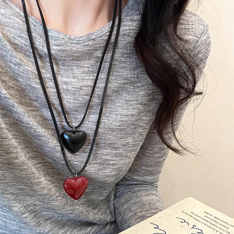 Korean black heart-shaped adjustable leather rope long necklace, women's red retro style accessory sweater chain full figure