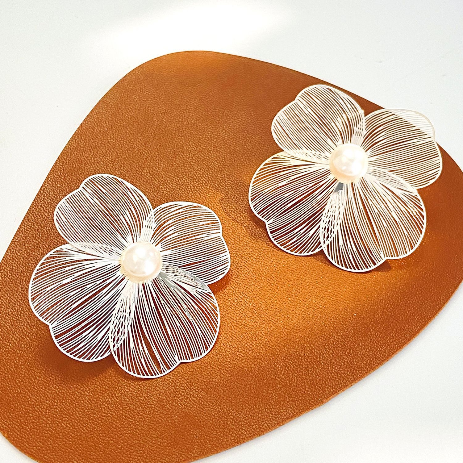 Cross-border new ultra-fairy-like exaggerated flower earrings, petal earrings, women's ins style, European and American design floral stud earrings, spring edition details Picture