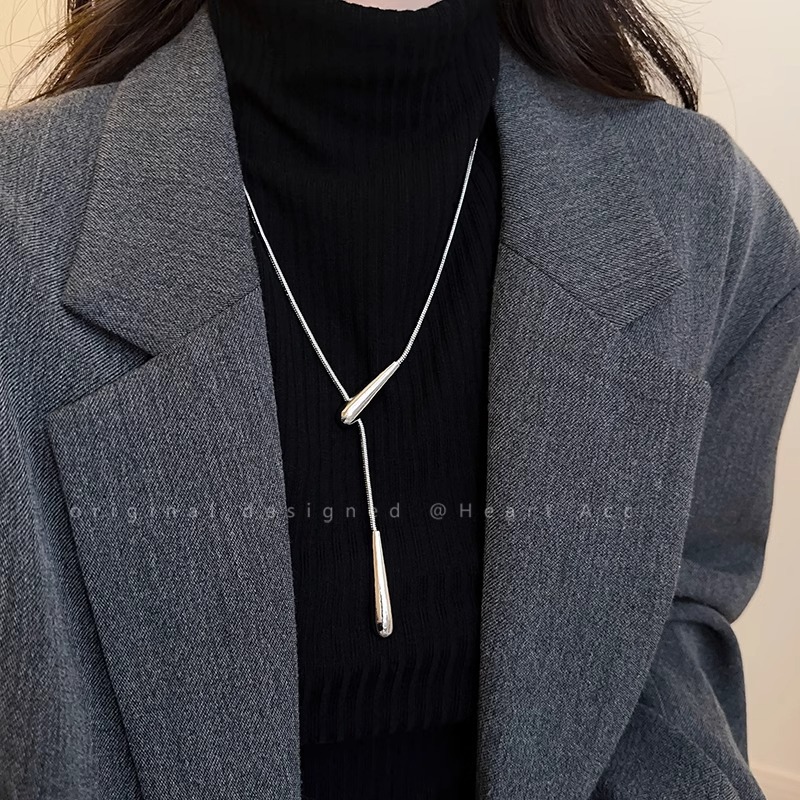 Minimalist and cold style water drop necklace for women's autumn and winter 2024 new long sweater chain with a niche design sense collarbone chain full figure