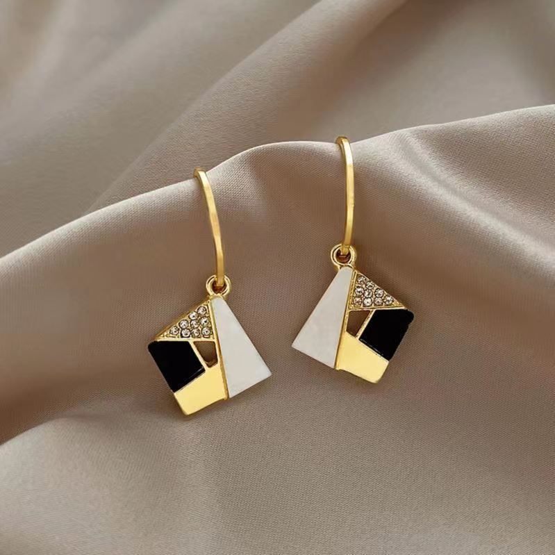 High-end geometric color-blocked earrings, versatile and fashionable for women, cold style ear studs, simple and elegant, internet-famous earrings Application Scenario