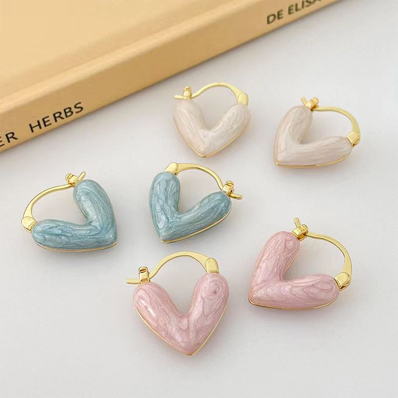 The 2025 new light luxury and niche s925 glazed heart-shaped stud earrings for women are French high-end, niche, fashionable, exquisite and versatile full figure