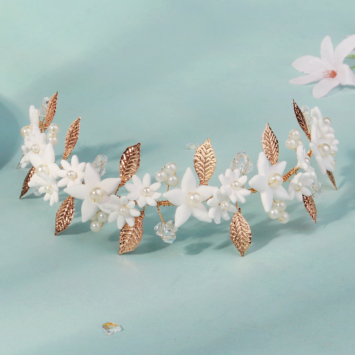 Retro golden leaf wreath headband, children's performance handcrafted headband, wedding bride bridesmaid headband, flower girl headwear Application Scenario