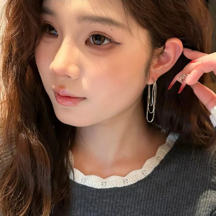The retro multi-layer chain back-hanging earrings make a round face look slimmer and exude a sense of sophistication. The niche design of the stud earrings is simple and fashionable details Picture