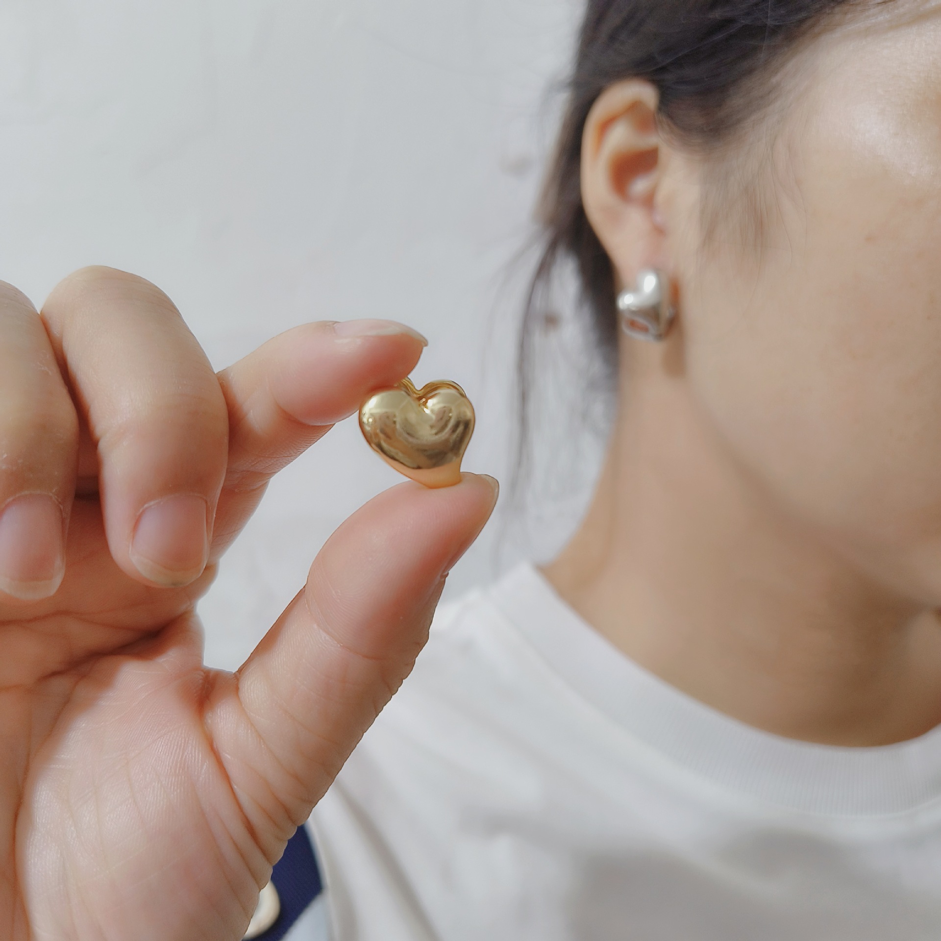 Korean golden heart-shaped stud earrings for women, with a unique and elegant touch. The heart-shaped stud earrings are a retro, high-end and heart-shaped accessory for commuting details Picture