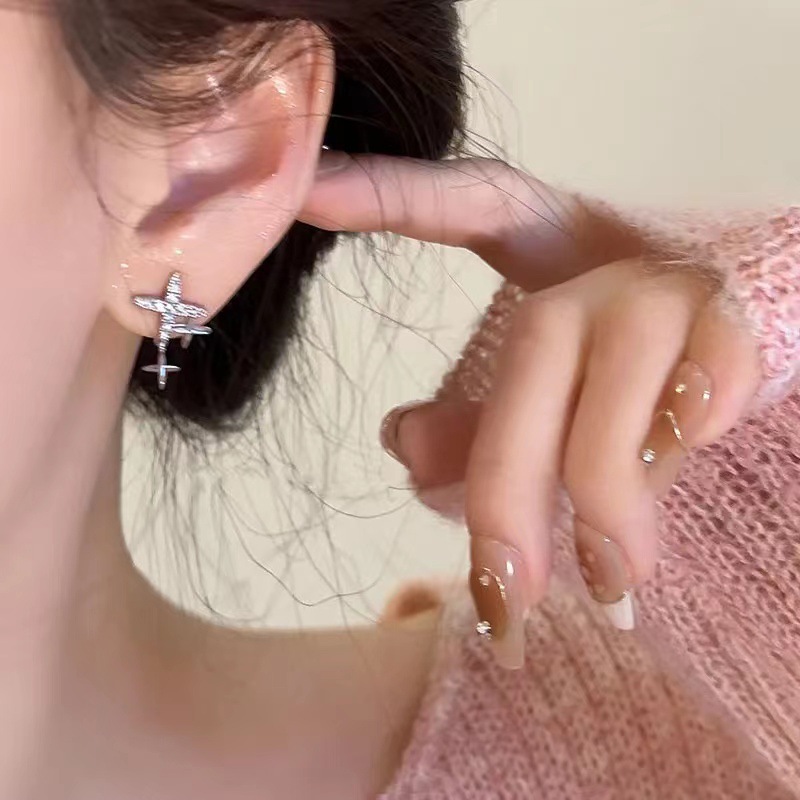 s925 Exquisite Super Sparkling Star Cross Earrings, a sweet and cool niche design for women, stylish and versatile stud earrings Specification drawing