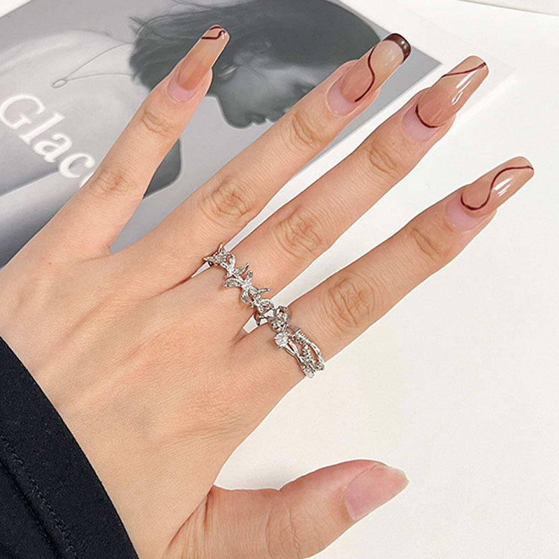This is a high-end and delicate thorny open-top ring designed by a niche brand from Japan and South Korea. It is a cool and individualistic, light luxury and trendy ring for women on Instagram details Picture
