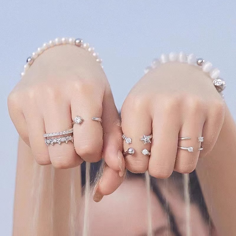The ring actress Moon style combination ring accessory is exquisite, fashionable and versatile. It's an Instagram minimalist and unique ring with a cold style full figure