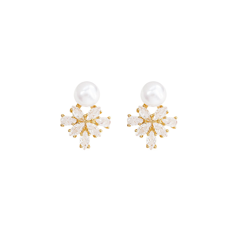 The light luxury, niche and exquisite zircon maple leaf earrings are fashionable and versatile for women, exuding a sense of elegance and sophistication. The pearl stud earrings are best-selling earrings Item Picture