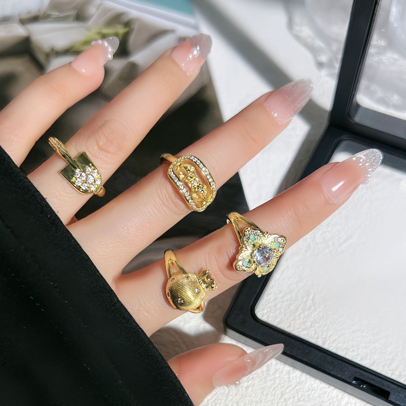 A simple and retro lucky bag with a brushed four-leaf clover opening ring. It features a niche design for women, a light luxury shovel, and a unique index finger ring Specification drawing