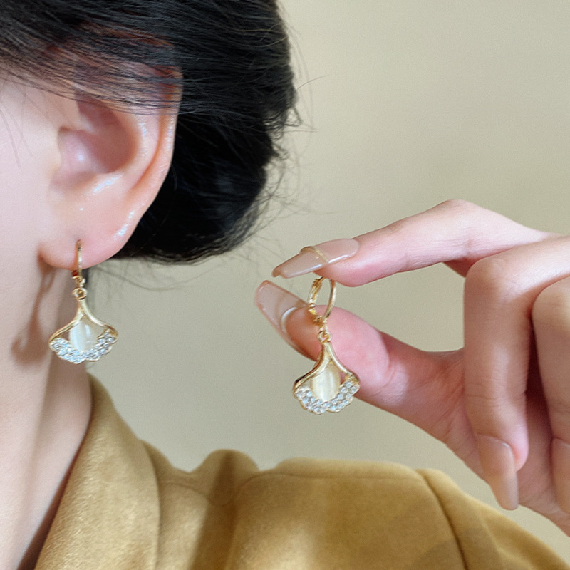 Korean-style diamond-encrusted cat's eye stone ginkgo ear buckles for women's autumn and winter, fashionable and light luxury earrings, high-end and elegant, niche earrings details Picture