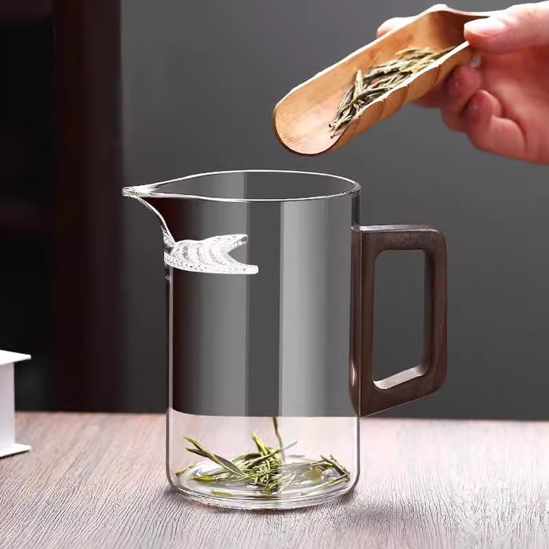 Wholesale high-quality crescent-shaped transparent glass cups with filter screens, integrated tea brewing cups, and household heat-resistant drinking cups Application Scenario