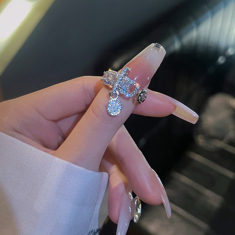 A light luxury and high-end zircon pendant ring for women on Instagram, with a cold and niche design, is fashionable and individual. It's a trend of opening rings Application Scenario
