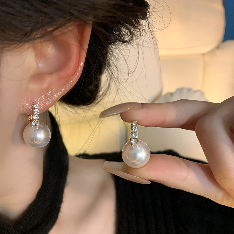Ins-style pearl earrings for women, a light luxury French niche high-end feel, versatile zircon stud earrings, a bestseller in autumn and winter Application Scenario