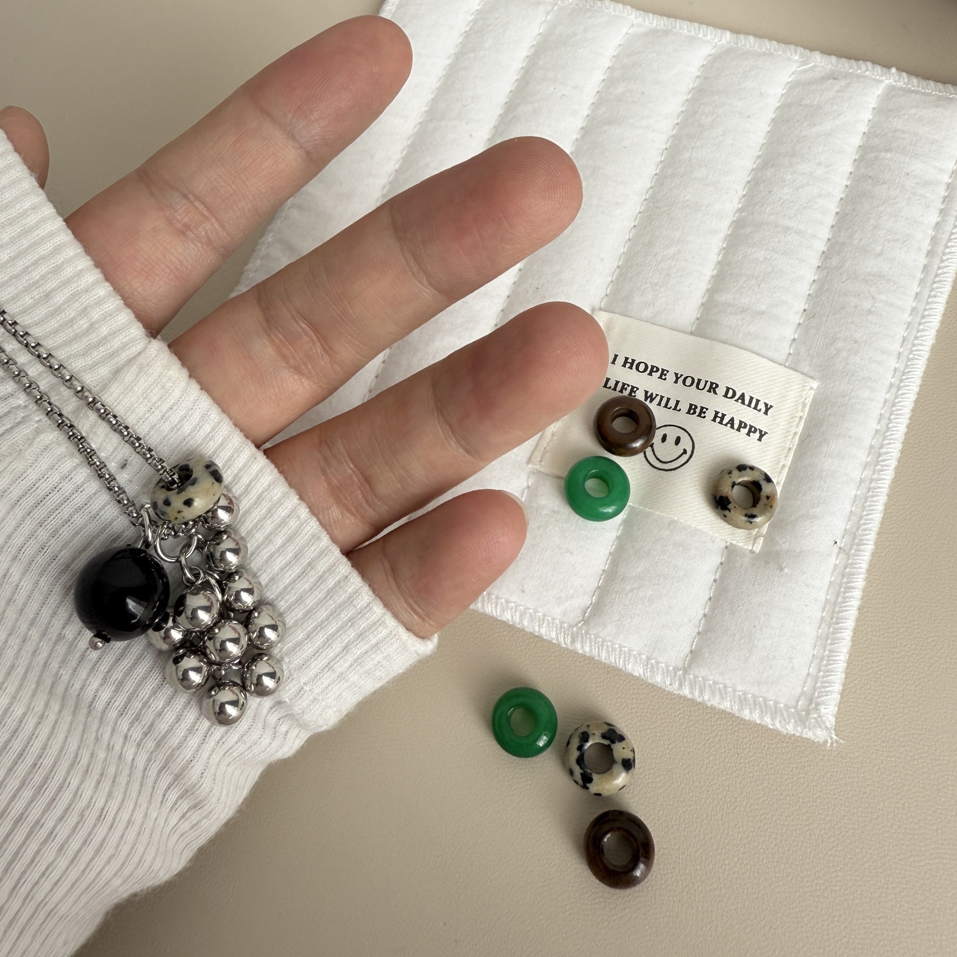 This is a versatile sweater chain with a tiger's eye titanium steel grape string and round ball design, which is the same style as a niche blogger. It's an ins fashion necklace Specification drawing