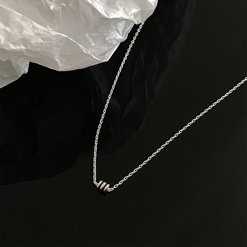 Black cylindrical geometric waist necklace for women, simple and versatile collarbone chain, short pendant popular on Instagram Application Scenario